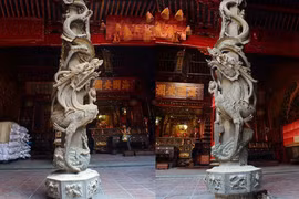 Kiệt tác cột đá rồng trăm tuổi đẹp nhất Việt Nam