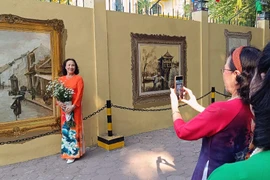 Ngỡ ngàng bích họa Hà Nội xưa của cựu học sinh Phan Đình Phùng