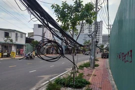 Dây điện, cáp viễn thông lòng thòng trên vỉa hè