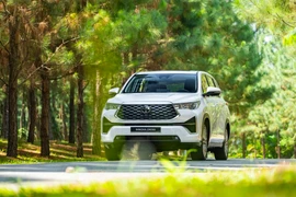 Mua Toyota Innova Cross HEV hay Hyundai Custin cao cấp?