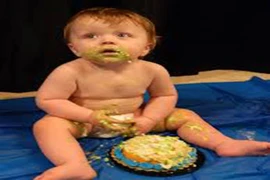 Cười nghiêng ngả vơi trận chiến đồ ăn của bé