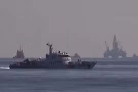 Tàu quân sự Trung Quốc chia nhóm giữ giàn khoan trái phép