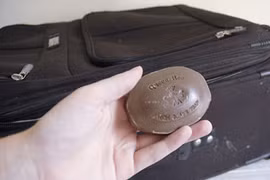 Mẹo làm sạch va li đi biển cực nhanh