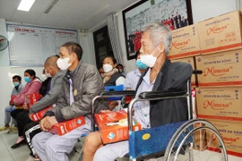 Tri thức và Cuộc sống trao tặng 1.000 chiếc túi sưởi "Mang mùa đông ấm áp"