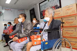 Tri thức và Cuộc sống trao tặng 1.000 chiếc túi sưởi "Mang mùa đông ấm áp"