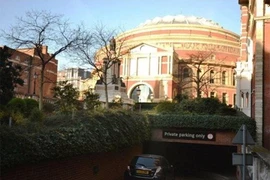 Choáng với chỗ đỗ xe đắt gấp 3 siêu xe