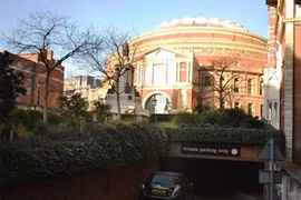 Choáng với chỗ đỗ xe đắt gấp 3 siêu xe