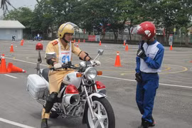 Xem CSGT Việt Nam học lái mô tô phân khối lớn