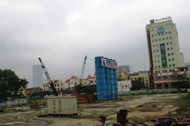 Hoang tàn tòa cao ốc Orental Plaza trên đất vàng Láng Hạ