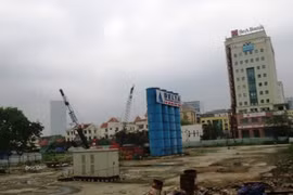 Hoang tàn tòa cao ốc Orental Plaza trên đất vàng Láng Hạ