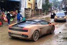 Siêu xe Lamborghini “đi cày” ở Việt Nam