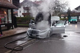 Mercedes S-Class mới cóng bỗng nhiên bốc cháy