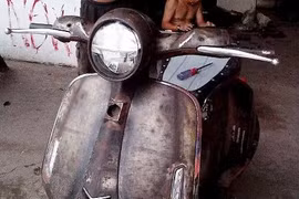 Cận cảnh siêu phẩm Vespa 946 tự chế gây sốc tại VN