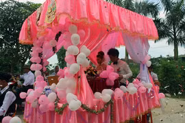 Cặp đôi 9X Nghệ An rước dâu bằng máy cày tự chế