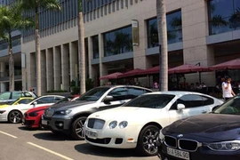 Hàng chục xe sang BMW “kín đáo” họp mặt tại Sài Gòn