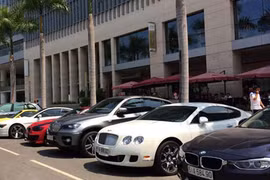 Hàng chục xe sang BMW “kín đáo” họp mặt tại Sài Gòn