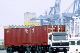 Cận cảnh cuộc sống "thuốc lắc, gái nhảy" của lái xe container
