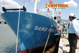 Ngư dân bám biển Hoàng Sa nhận tàu cá bọc thép 7 tỷ