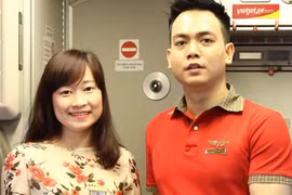 VietjetAir chơi trội, tặng nhẫn kim cương cho nữ khách