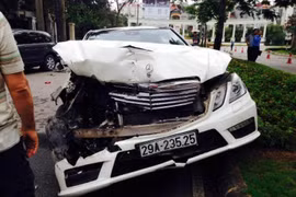 Hết Bentley lại đến Mercedes tiền tỷ nát bét đầu ở HN