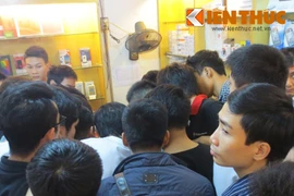 Nghẹt thở tranh mua BlackBerry Z10 siêu rẻ ở Hà Nội