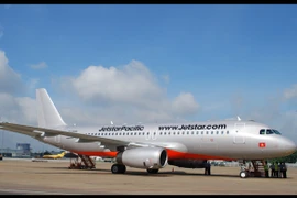 Máy bay Jetstar Pacific lại va vào chim 