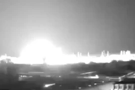 Video: Tên lửa Nga rơi cách nhà máy hạt nhân Ukraine 300 mét