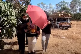 Xót xa cảnh nhà chú rể làm đám tang, nhà cô dâu đãi tiệc cưới 