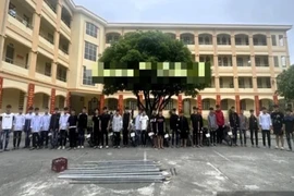 29 thanh thiếu niên mang dao phóng lợn đi diễu phố