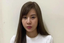 Cô gái xinh đẹp lái ôtô tông hỏng xe đối phương sau ẩu đả