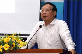 6 túi quà tiền tỷ đi vào phòng của Giám đốc Trung tâm Công nghệ sinh học TPHCM