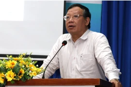 6 túi quà tiền tỷ đi vào phòng của Giám đốc Trung tâm Công nghệ sinh học TPHCM