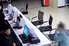 Thanh niên lấy tiền giả đưa vợ sắp cưới để mua nhà