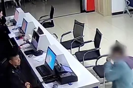 Thanh niên lấy tiền giả đưa vợ sắp cưới để mua nhà