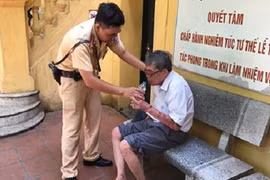 Cảnh sát giao thông Hà Nội đưa người dân say nắng về nhà