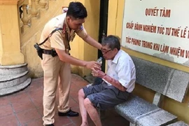 Cảnh sát giao thông Hà Nội đưa người dân say nắng về nhà