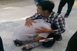 Sĩ tử hỏng thi vì chuông điện thoại trong quần