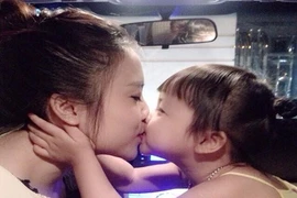 Mẹ đơn thân xinh đẹp và cô con gái “thánh nịnh“