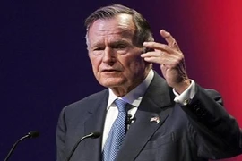 Cựu Tổng thống Mỹ Bush "cha" bị ngã gãy đốt sống cổ