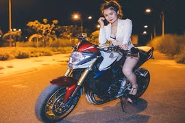 Cô gái miền Tây khoe dáng nuột bên xe phân khối lớn