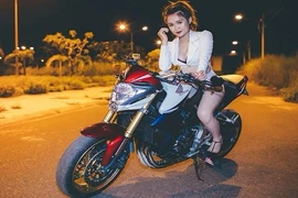 Cô gái miền Tây khoe dáng nuột bên xe phân khối lớn