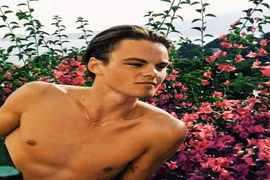 Hot boy pha rượu gây sốt vì quá giống Leonardo DiCaprio