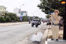 Tranh cãi về hình nộm giống CSGT bắn tốc độ trên đường