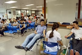 Cận cảnh người Hà Nội xếp hàng hiến máu giải nguy