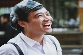 Nụ cười trẻ thơ của thầy giáo tiểu học đẹp trai mê hát