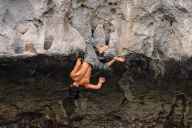 Rùng mình xem "người nhện phiên bản Việt" tay không leo núi đá