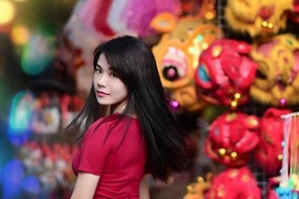 Hot girl Học viện Cảnh sát điệu đà trên phố Trung Thu
