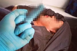 Y tá giơ ngón tay thối vào mặt bệnh nhân hấp hối