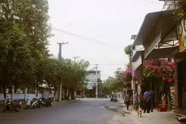 Sau loạt vụ ngộ độc thực phẩm, Nha Trang sạch bóng hàng rong cổng trường