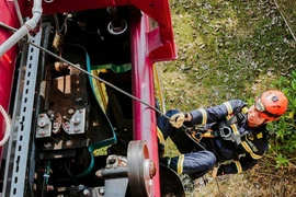 Tận mục màn diễn tập đu dây cứu nạn của Công an Đà Nẵng